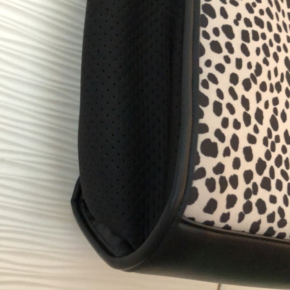 NWT Shiraleah Chicago neoprene black animal print tote w/ pink/orange stripes. - Picture 8 of 10